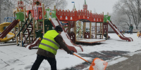 Дворы, парки и детские площадки очищают от первого снегопада в году - Regions.Ru